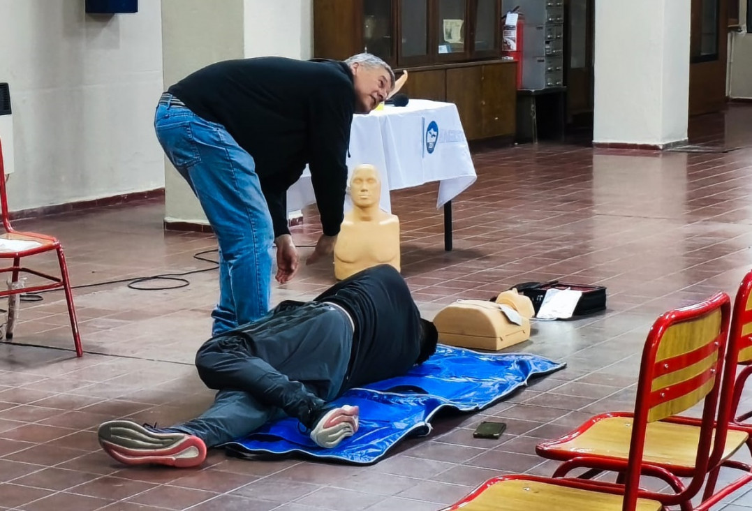 imagen Se realizó una capacitación en primeros auxilios y RCP en la Escuela del Magisterio