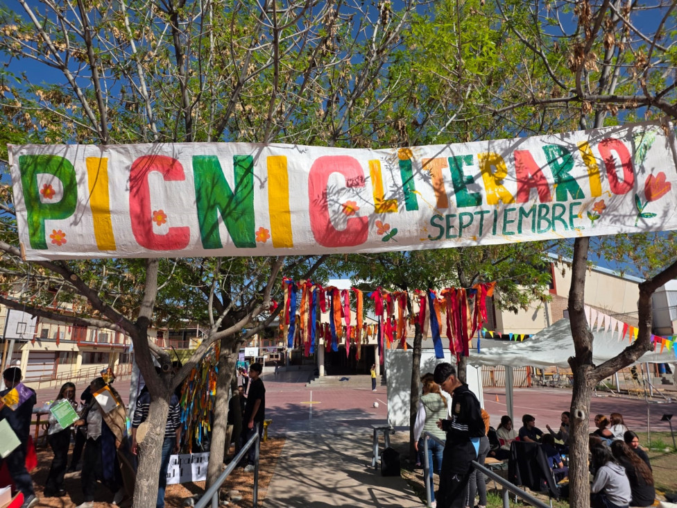 imagen Se llevó adelante con éxito la IV edición del pícnic literario en la Escuela del Magisterio