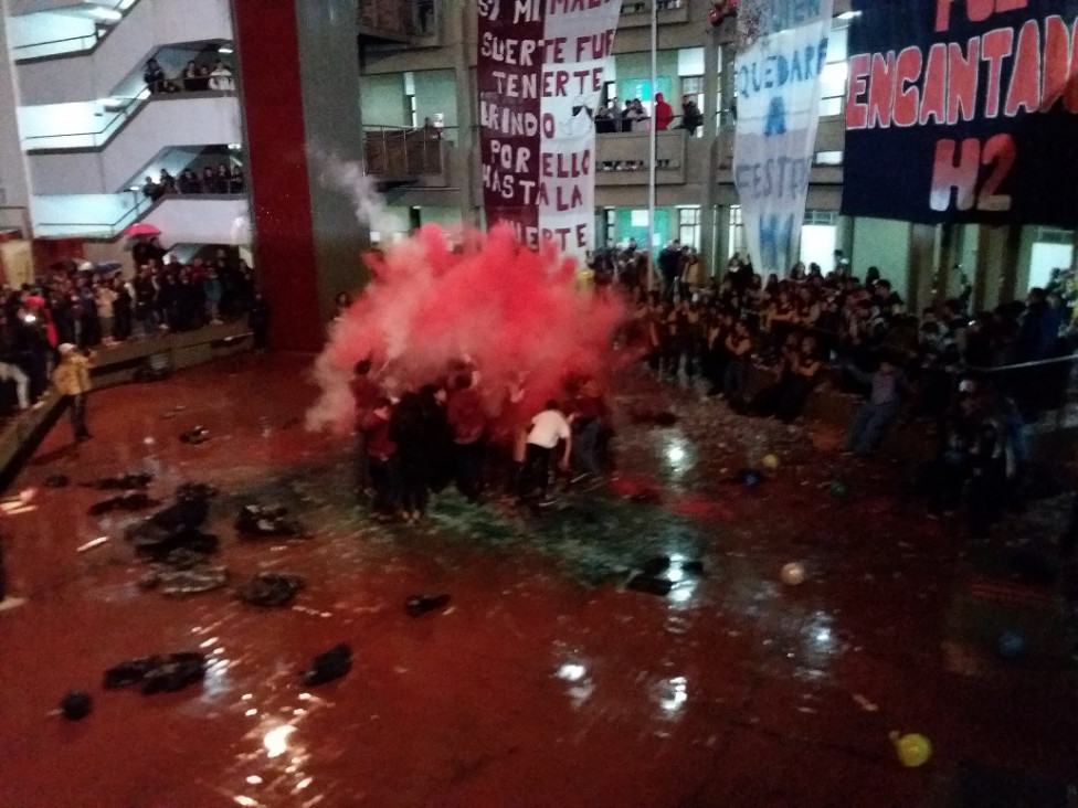 imagen Presentación de buzos de alumnos de 5to año