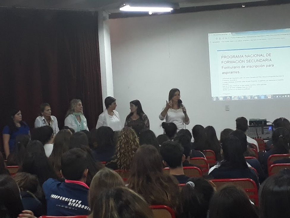 imagen Alumnos de la Escuela del Magisterio integrarán el Programa de Nacionalización de la Formación Secundaria  Argentina.