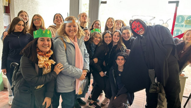 imagen Estudiantes de cuarto año realizaron una visita a la plaza Italia para conocer la fuente "Todo por amor"