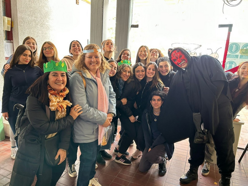 imagen Estudiantes de cuarto año realizaron una visita a la plaza Italia para conocer la fuente "Todo por amor"