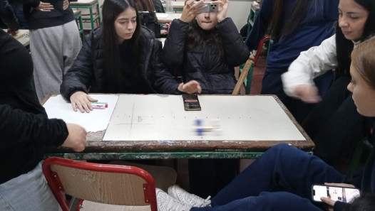 imagen Estudiantes de 4to año exploraron los conceptos de la cinemática en el laboratorio