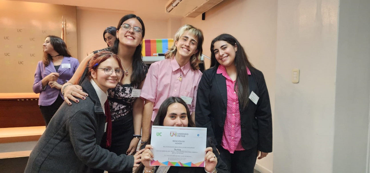 imagen Estudiantes de la Escuela del Magisterio recibieron una mención de honor en el modelo de la ONU