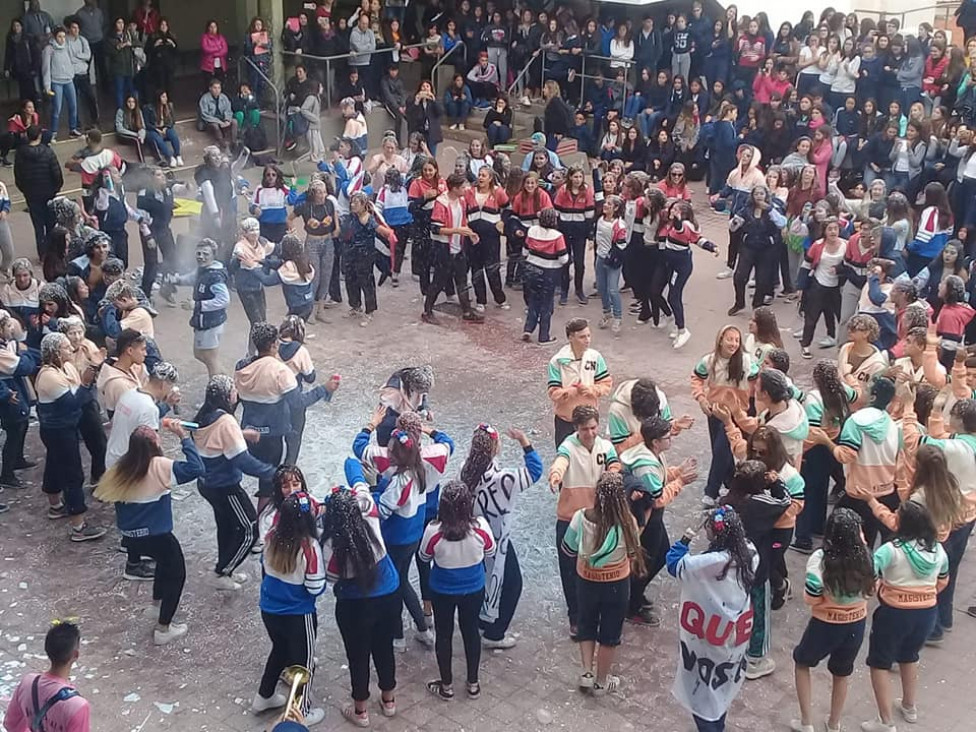 imagen Los estudiantes de 5to nos mostraron sus buzos