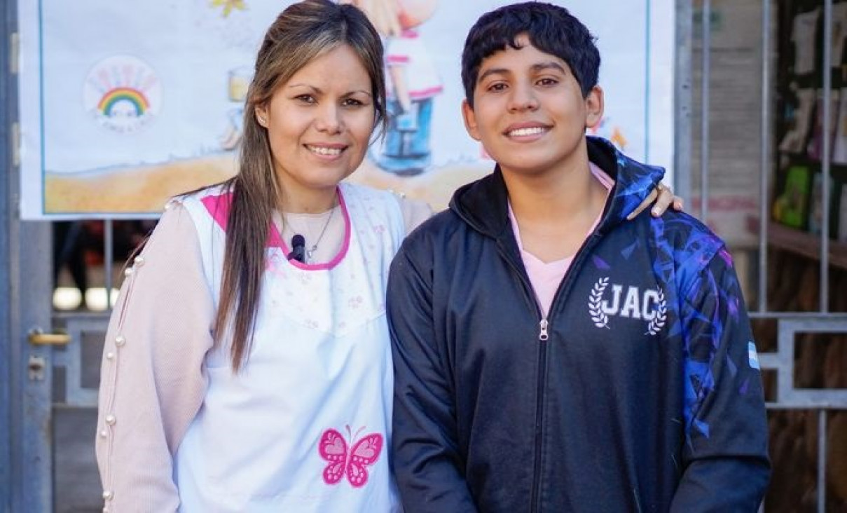 imagen Tomás Balmaceda ganador de la beca "Dr. Adolfo Calle" visitó su escuela primaria