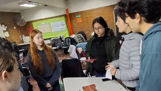 imagen Estudiantes de 4° año COM promovieron el uso responsable de la tecnología en la Escuela Carmen Vera Arenas