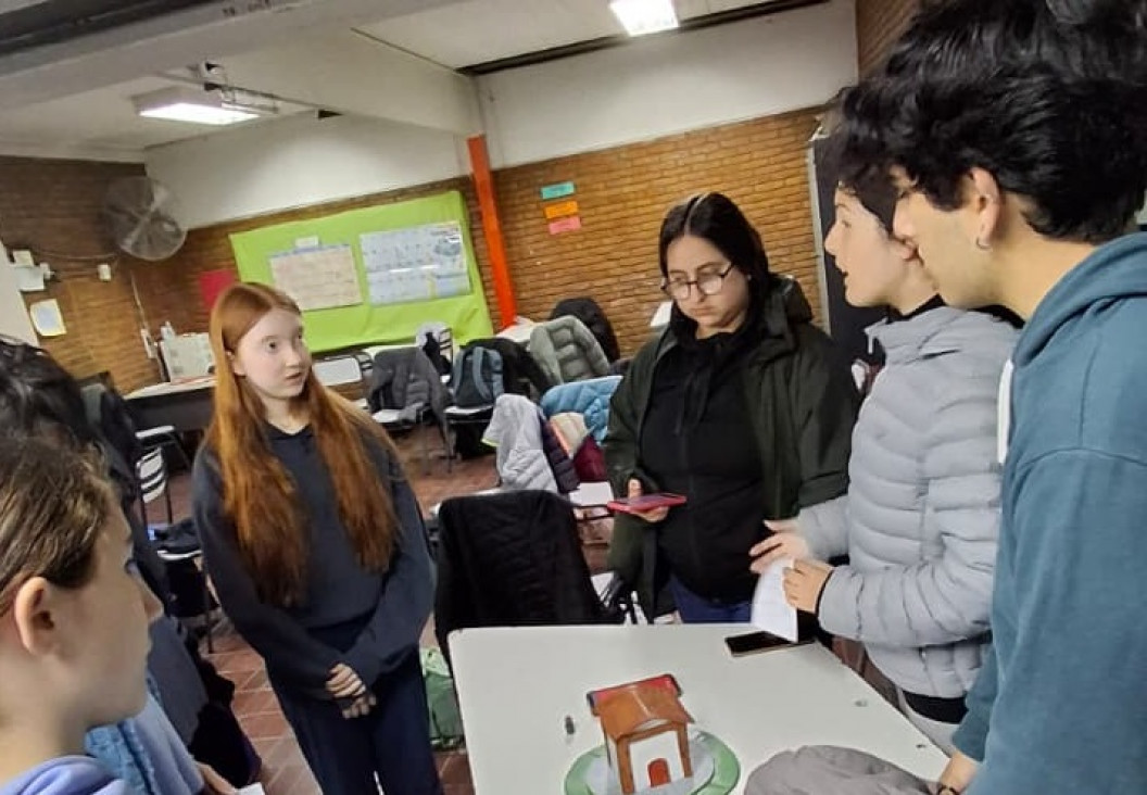 imagen Estudiantes de 4° año COM promovieron el uso responsable de la tecnología en la Escuela Carmen Vera Arenas