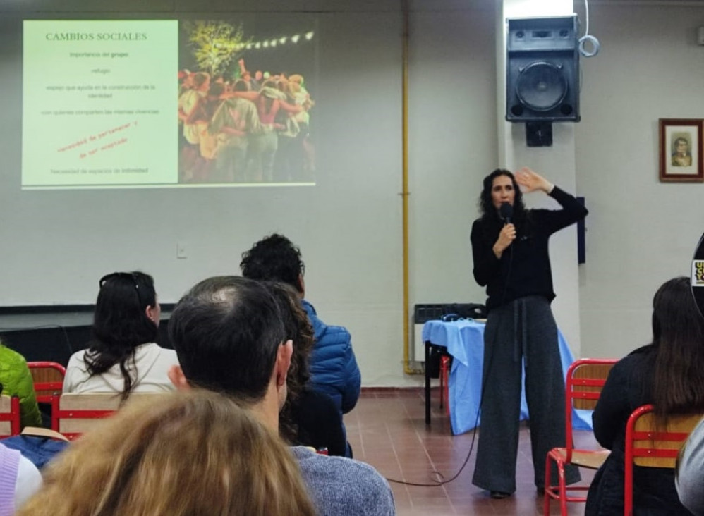 imagen Se realizó con éxito el taller para familias "Crecer en entornos digitales"