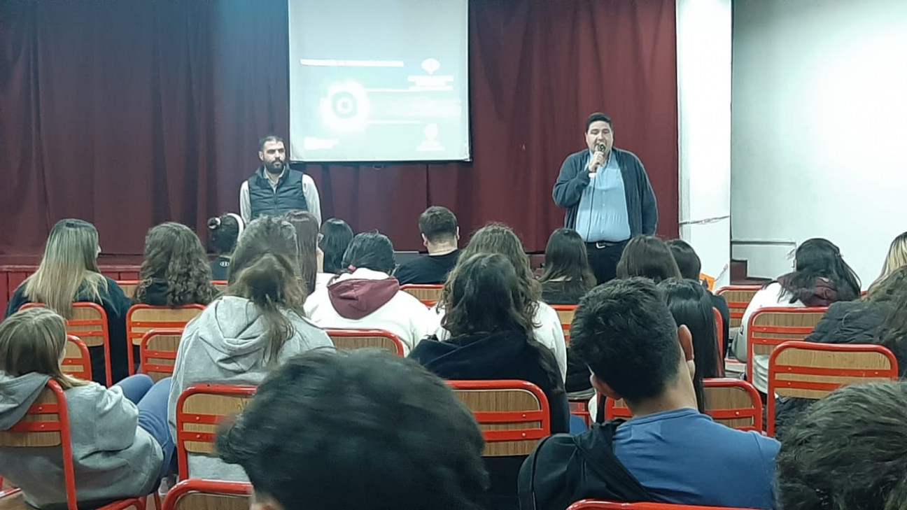 imagen Se presentó "Ojos en alerta" en la Escuela del Magisterio