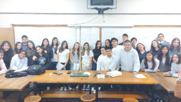 imagen Visita al Laboratorio de Física I de la UTN: estudio del método de Stokes para determinar la viscosidad de un fluido