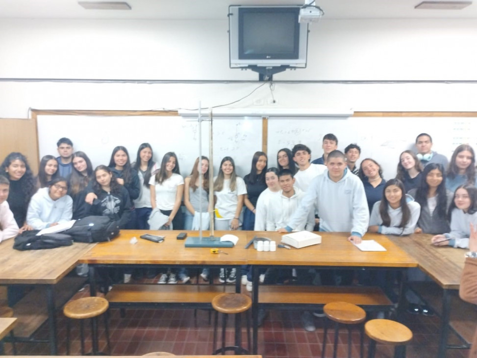 imagen Visita al Laboratorio de Física I de la UTN: estudio del método de Stokes para determinar la viscosidad de un fluido