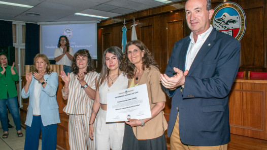 imagen Por su esfuerzo, Renata Jara recibió la distinción María Elisa Farmache