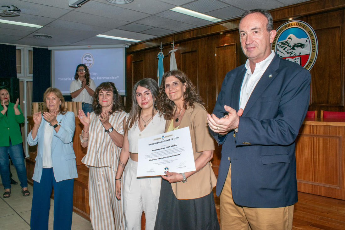 imagen Por su esfuerzo, Renata Jara recibió la distinción María Elisa Farmache
