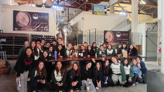 imagen Estudiantes de 5to CN visitaron la Bodega Cecchin y la Olivícola Laur
