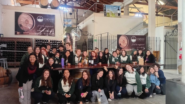 imagen Estudiantes de 5to CN visitaron la Bodega Cecchin y la Olivícola Laur