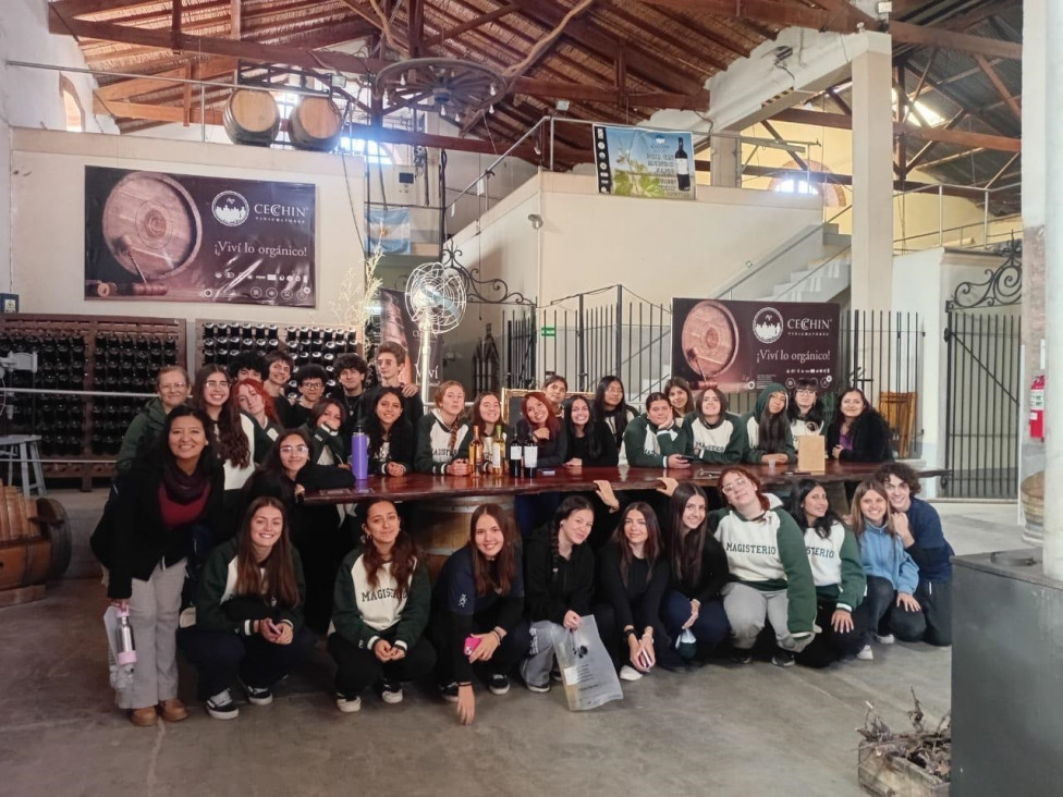 imagen Estudiantes de 5to CN visitaron la Bodega Cecchin y la Olivícola Laur