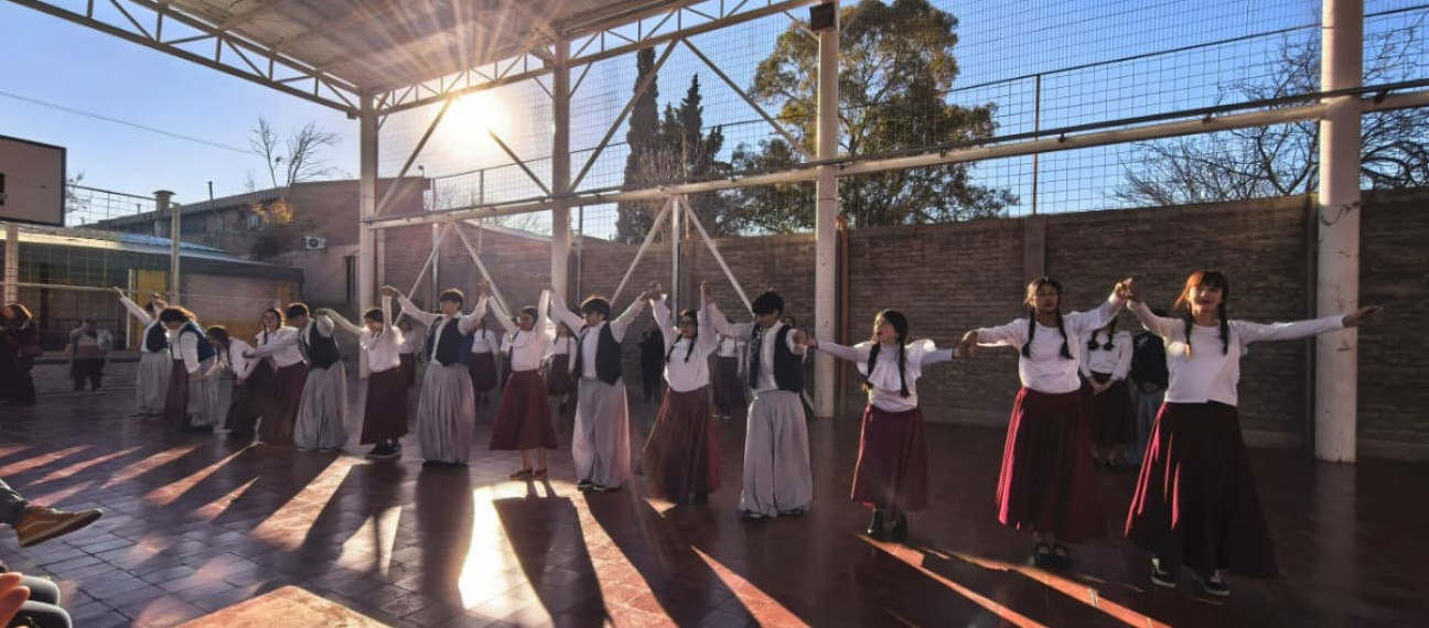 imagen El folklore y la tradición llenaron de color a los segundos años