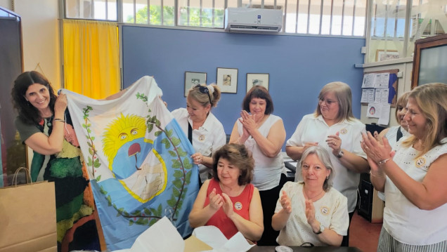 imagen A 50 años de su egreso, la Promoción 1975 donó una bandera provincial