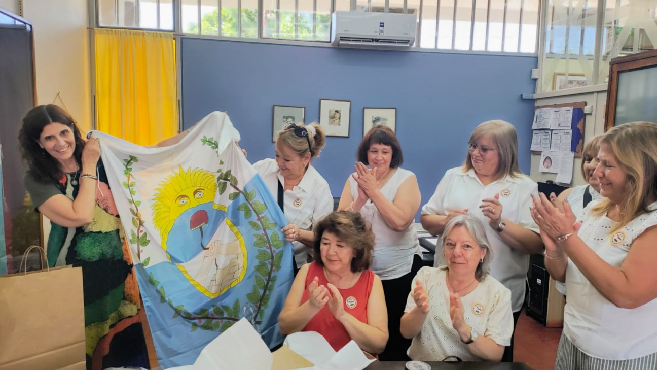 imagen A 50 años de su egreso, la Promoción 1975 donó una bandera provincial