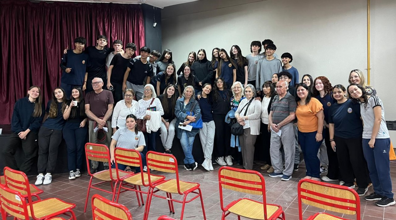 imagen Estudiantes de cuarto año trabajaron junto a personas mayores en una campaña sobre estafas y delitos informáticos