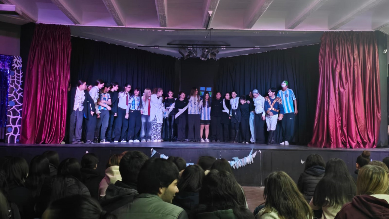 imagen Un Belgrano para todos los tiempos: estudiantes de 4to H2 sorprendieron en el acto del día de la Bandera