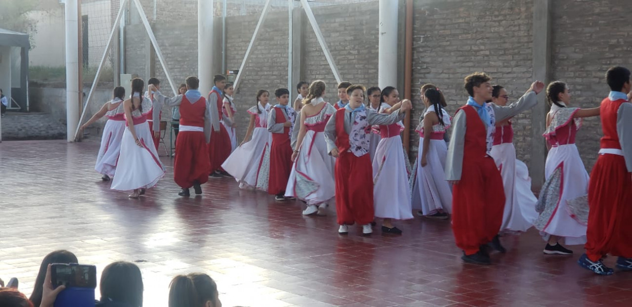 imagen Estudiantes de primer año realizaron una muestra de folclore