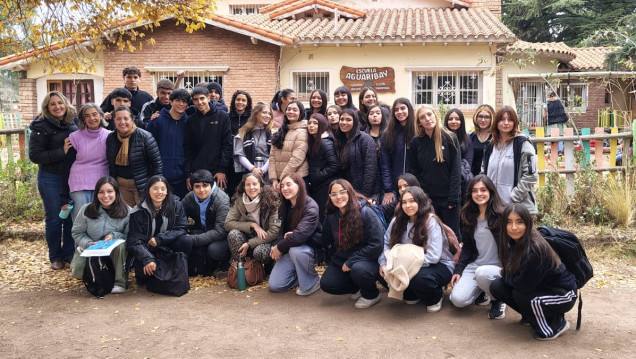 imagen Inicio de Prácticas Sociales Educativas: Estudiantes de 4to año visitaron la Escuela Aguaribay