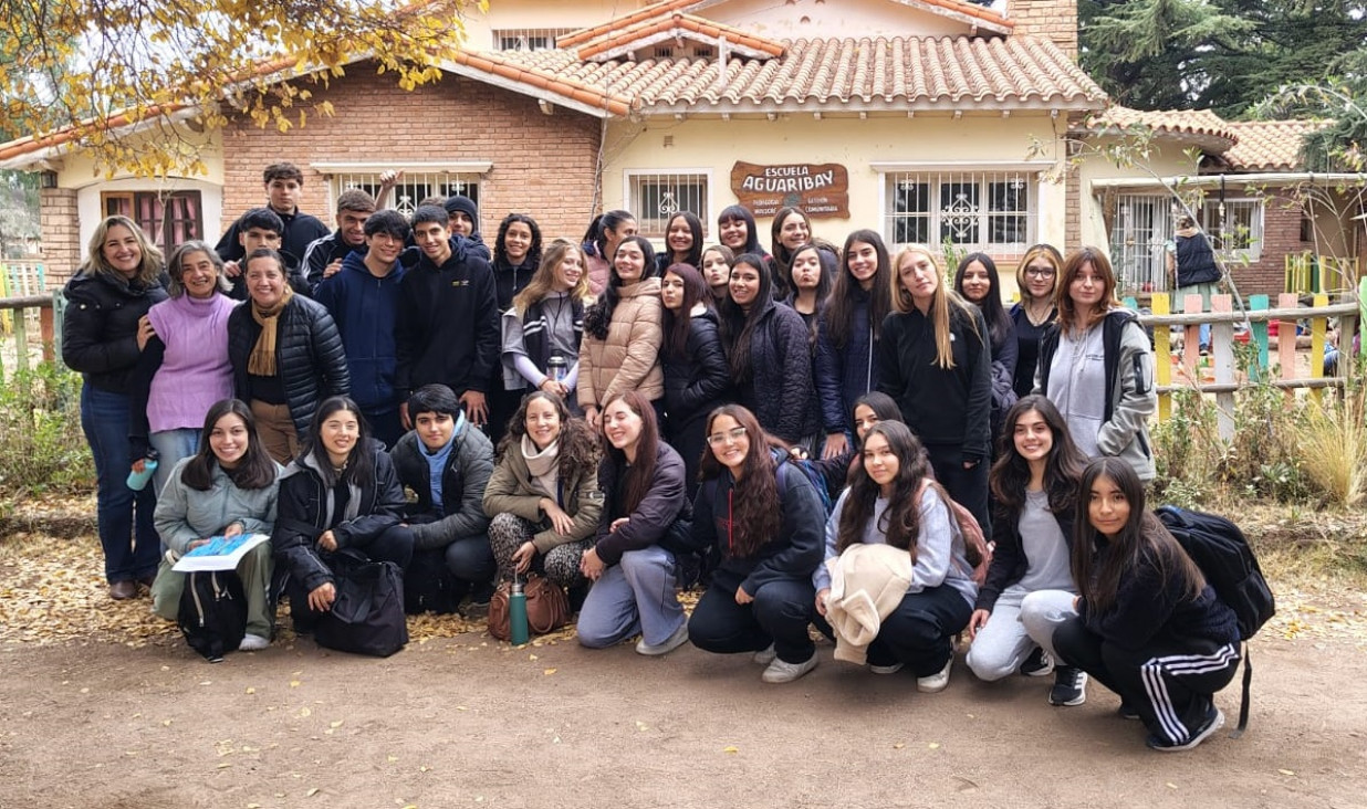 imagen Inicio de Prácticas Sociales Educativas: Estudiantes de 4to año visitaron la Escuela Aguaribay