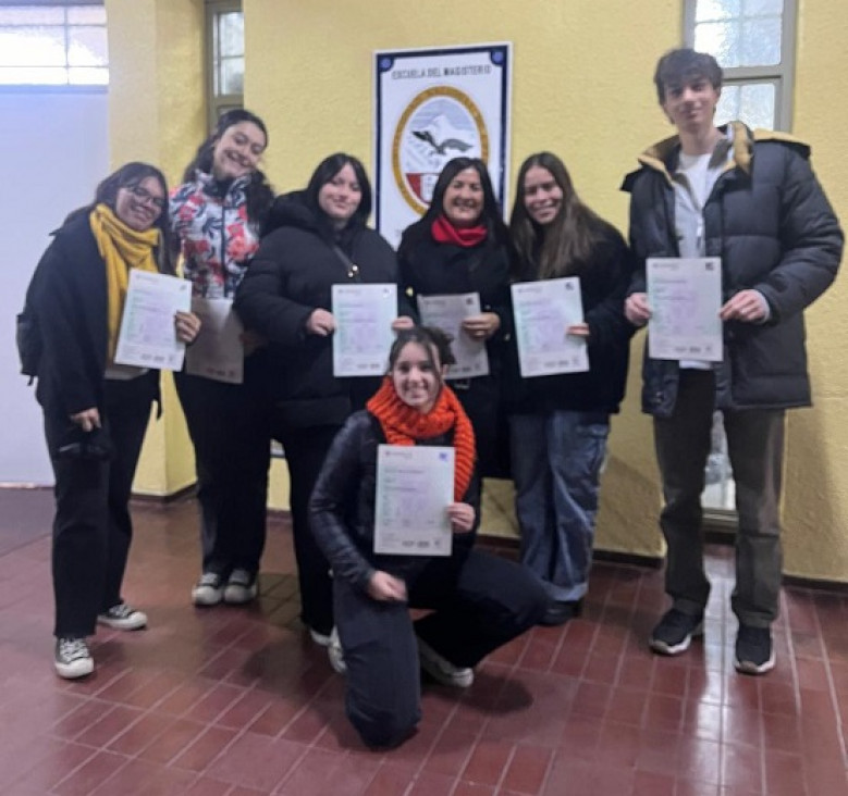 imagen Se entregaron certificados  Cambridge First (B2) y Advanced (C1) a estudiantes de las Escuelas de la UNCUYO