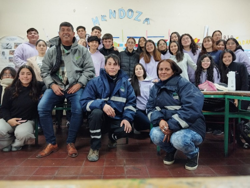 imagen Estudiantes de quinto Comunicación recibieron a integrantes de la Cooperativa "El Algarrobo"