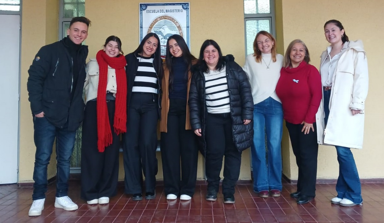 imagen Egresados del Magisterio compartieron sus experiencias en investigación con estudiantes de 4to año
