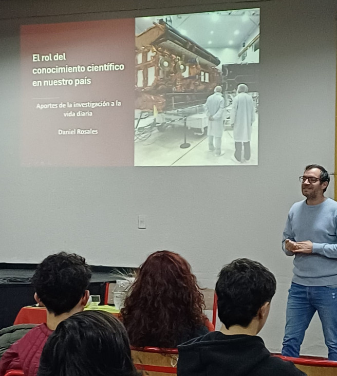imagen Ciencia y Sostenibilidad: El Dr. Daniel Rosales visitó la Escuela del Magisterio