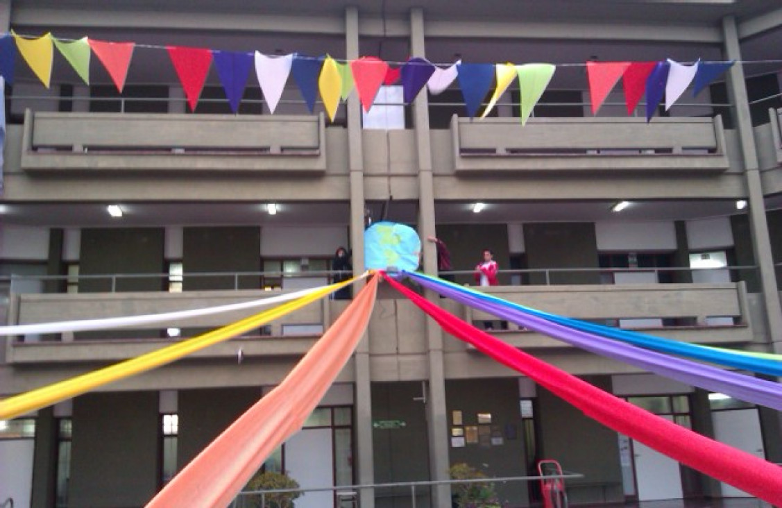 imagen En el cielo gris, los colores de la diversidad