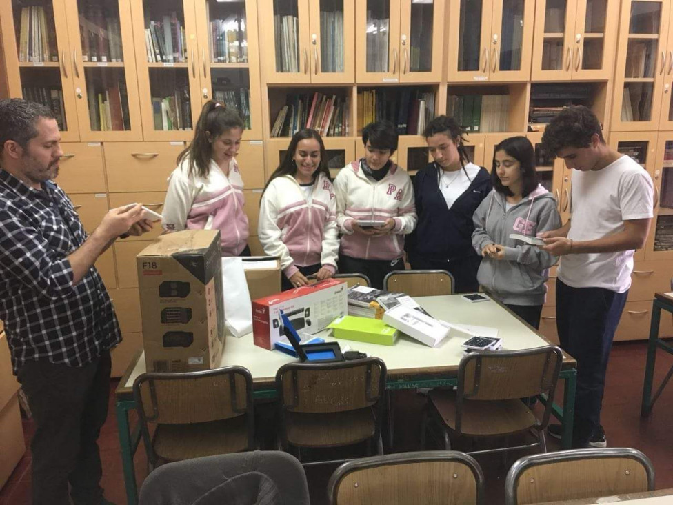 imagen Entrega de materiales tecnológicos y presentación de sistema de préstamos en la Biblioteca de la Escuela del Magisterio