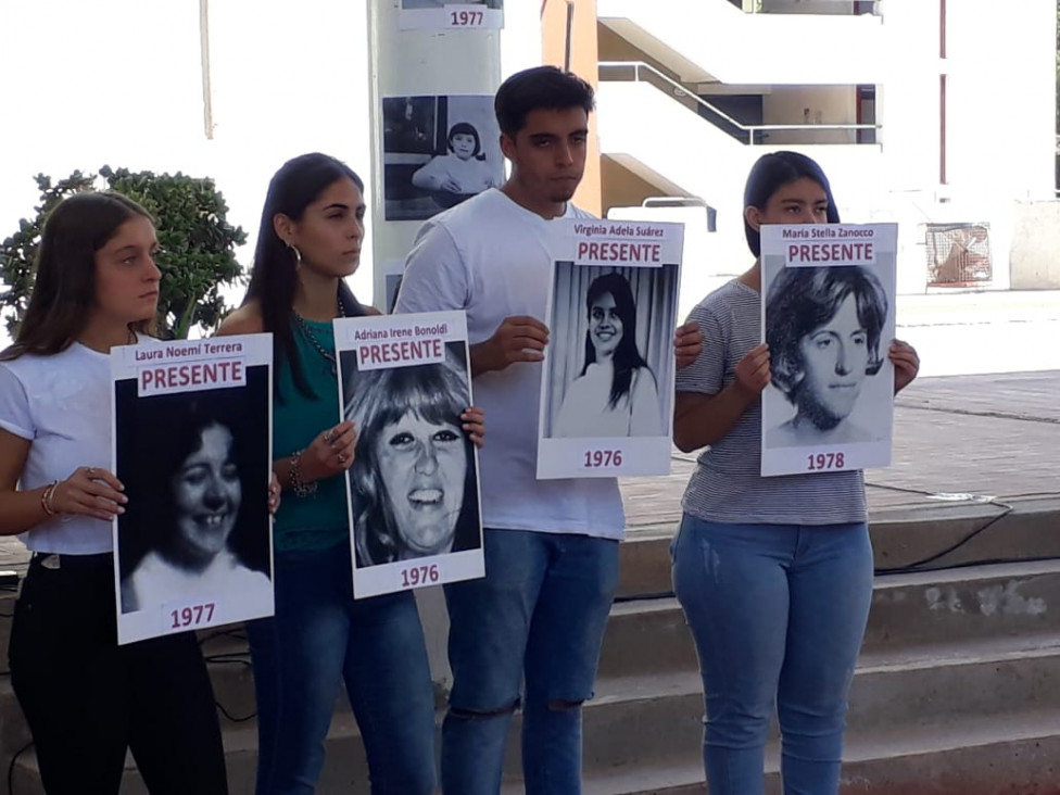 imagen La Escuela del Magisterio recordó a la docente desaparecida  Olga Roncelli de Saieg.